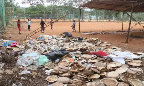 மைதானத்தில் தேங்கி கிடக்கும் குப்பைகள்