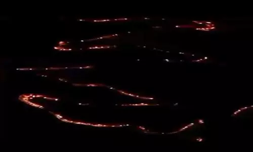 மலைப்பாதையில் முகப்புவிளக்கு ஒளிர அணிவகுக்கும் வாகனங்கள்