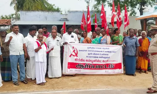 புதுச்சத்திரம் அருகே மார்க்சிஸ்ட் கம்யூனிஸ்டு கட்சியினர் ஆர்ப்பாட்டம் புதுச்சத்திரம் அருகே மார்க்சிஸ்ட் கம்யூனிஸ்டு கட்சியினர் ஆர்ப்பாட்டம்
