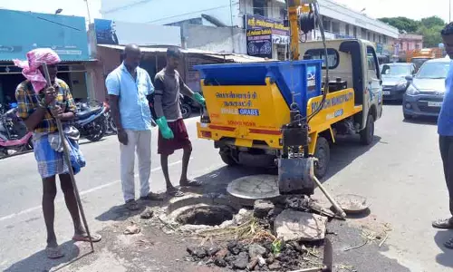 பாதாள சாக்கடை திட்ட குழிகளில் அடைப்பு