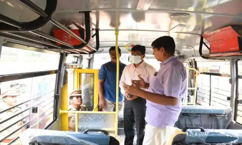 பள்ளி வாகனங்களில் சப்-கலெக்டர் ஆய்வு