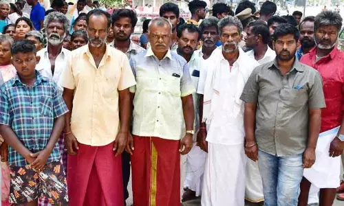 கோவில் நிலத்தை மீட்கக்கோரி கலெக்டரிடம் கிராம மக்கள் மனு