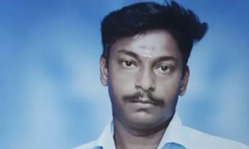 டேங்கர் லாரி கவிழ்ந்து தொழிலாளி உடல் நசுங்கி பலி டேங்கர் லாரி கவிழ்ந்து தொழிலாளி உடல் நசுங்கி பலி