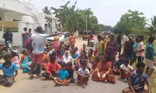 வீட்டுமனை பட்டா வழங்க எதிர்ப்பு தெரிவித்து பொதுமக்கள் சாலை மறியல் வீட்டுமனை பட்டா வழங்க எதிர்ப்பு தெரிவித்து பொதுமக்கள் சாலை மறியல்