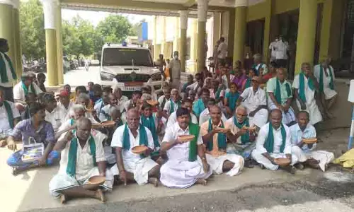 கலெக்டரின் காரை முற்றுகையிட்டு கைகளில் திருவோடு ஏந்தி விவசாயிகள் தர்ணா கலெக்டரின் காரை முற்றுகையிட்டு கைகளில் திருவோடு ஏந்தி விவசாயிகள் தர்ணா