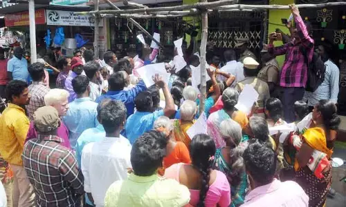 குயவர் மடத்தில் 28 ஆண்டுகளாக தேர்தல் நடத்தாததால் முற்றுகை போராட்டம் குயவர் மடத்தில் 28 ஆண்டுகளாக தேர்தல் நடத்தாததால் முற்றுகை போராட்டம்