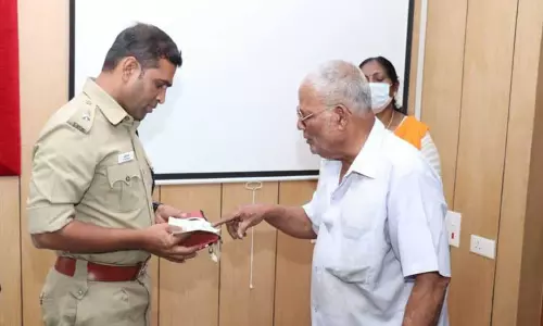 சாலையோரம் கேட்பாரற்று கிடந்த ரூ.16 ஆயிரம்;முதியவர் மீட்டு போலீஸ் சூப்பிரண்டிடம் ஒப்படைத்தார் சாலையோரம் கேட்பாரற்று கிடந்த ரூ.16 ஆயிரம்;முதியவர் மீட்டு போலீஸ் சூப்பிரண்டிடம் ஒப்படைத்தார்