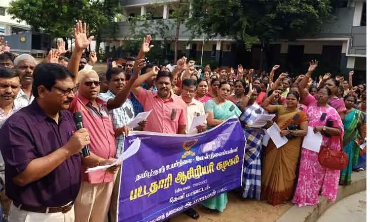 விடைத்தாள் திருத்தும் மையத்தில் ஆசிரியர்கள் ஆர்ப்பாட்டம்