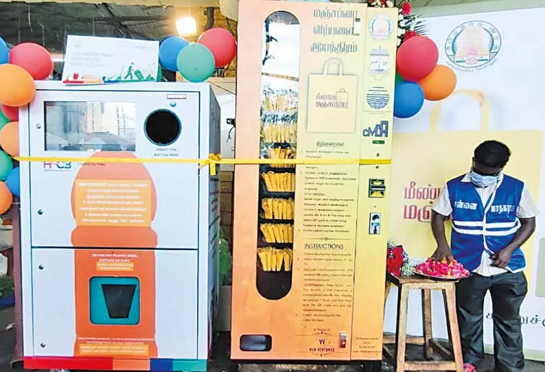 கோயம்பேடு மார்க்கெட்டில் தானியங்கி மஞ்சப்பை விற்பனை எந்திரம்