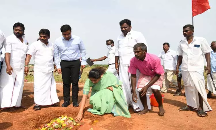 ஓட்டப்பிடாரம் அருகே ரூ.30 லட்சத்தில் சமுதாய நல கூடத்துக்கு கனிமொழி எம்.பி. அடிக்கல் நாட்டினார்