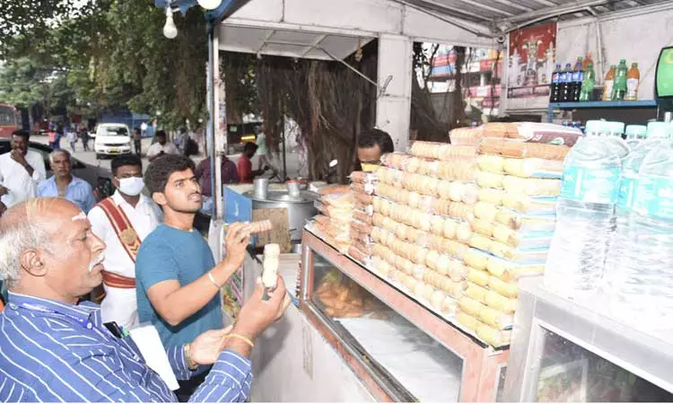 பஸ்நிலைய கடைகளில் மாநகராட்சி ஆணையாளர் திடீர் ஆய்வு