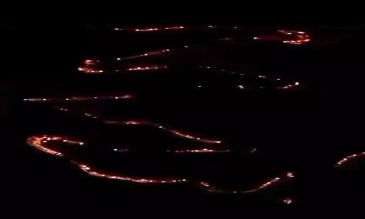 மலைப்பாதையில் முகப்புவிளக்கு ஒளிர அணிவகுக்கும் வாகனங்கள்