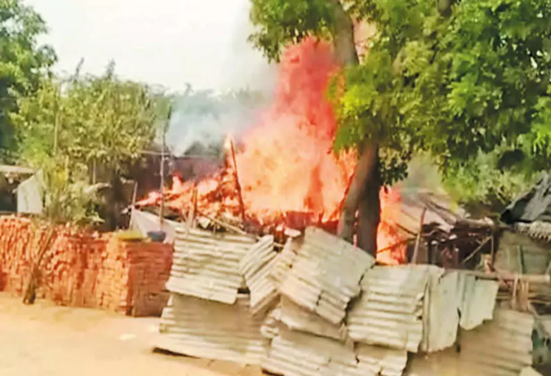 கியாஸ் சிலிண்டர் வெடித்து குடிசை தீப்பிடித்தது கியாஸ் சிலிண்டர் வெடித்து குடிசை தீப்பிடித்தது