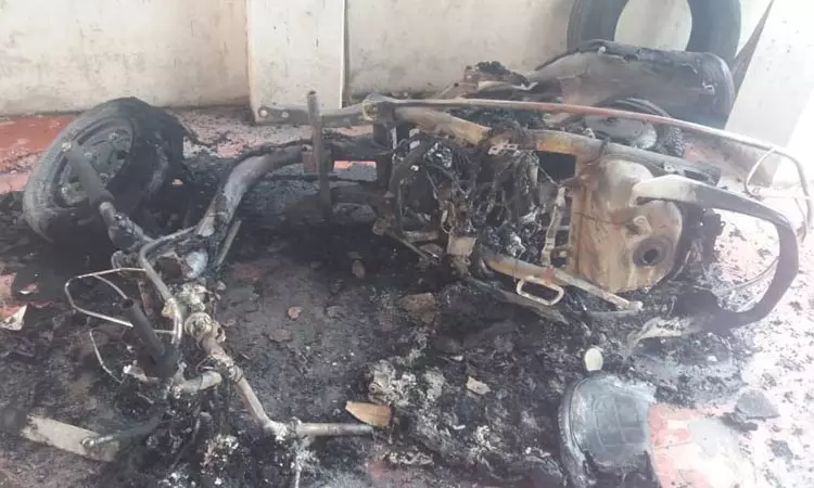 தலைமை ஆசிரியை வீட்டின் முன் நின்ற ஸ்கூட்டர் தீ வைத்து எரிப்பு - மர்ம நபர்களுக்கு வலைவீச்சு