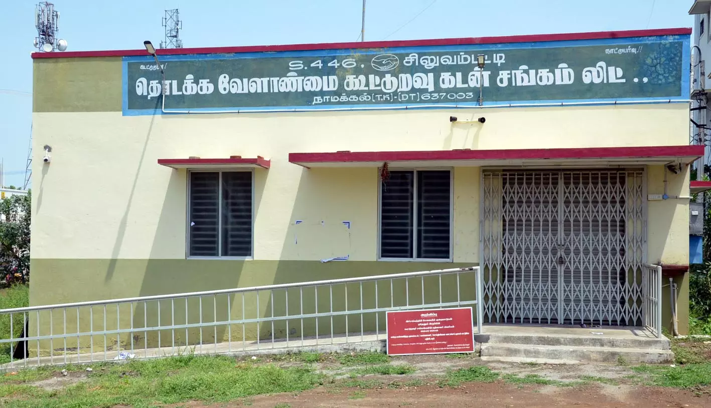 நாமக்கல் மாவட்டம் முழுவதும் தொடக்க கூட்டுறவு வங்கி பணியாளர்கள் வேலைநிறுத்தம்-செயலாளர்கள் மீதான நடவடிக்கையை ரத்து செய்ய கோரிக்கை நாமக்கல் மாவட்டம் முழுவதும் தொடக்க கூட்டுறவு வங்கி பணியாளர்கள் வேலைநிறுத்தம்-செயலாளர்கள் மீதான நடவடிக்கையை ரத்து செய்ய கோரிக்கை