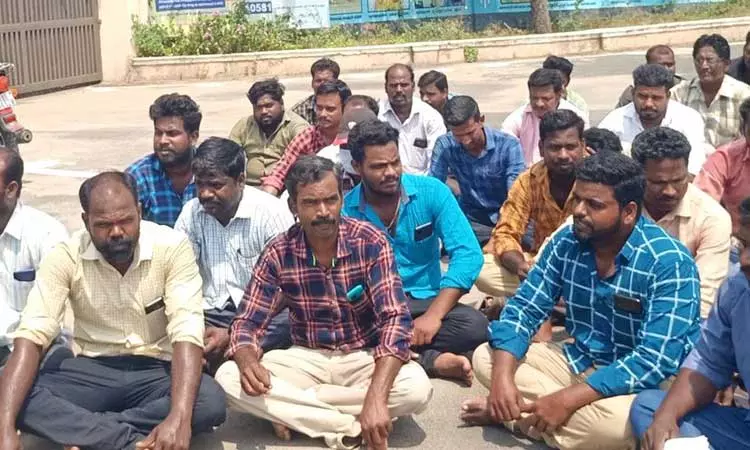 கடலூர் கலெக்டர் அலுவலகம் முன்பு என்.எல்.சி. ஒப்பந்த தொழிலாளர்கள் தர்ணா