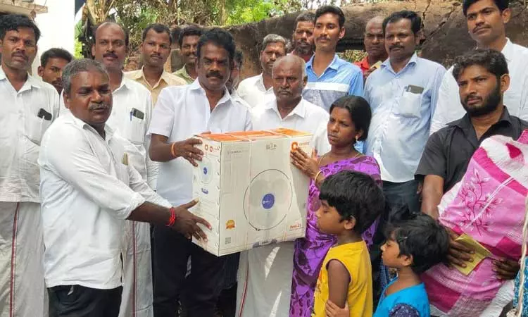 தீவிபத்தில் பாதிக்கப்பட்ட குடும்பத்துக்கு நிவாரண உதவி  சிவக்குமார் எம்.எல்.ஏ. வழங்கினார்