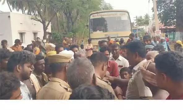 பொதுமக்கள் சாலை மறியல் பொதுமக்கள் சாலை மறியல்