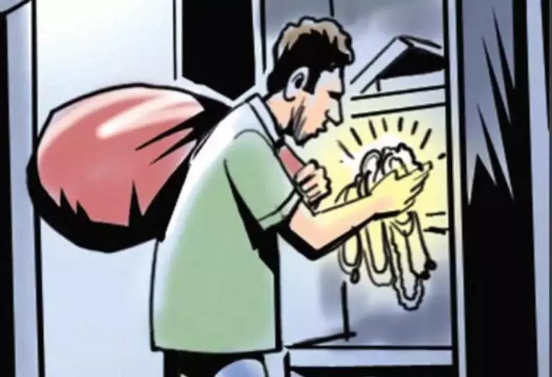 நல்லம்பள்ளி அருகே  ஸ்டூடியோ கடைக்காரர் வீட்டில் 5 பவுன் நகை திருட்டு