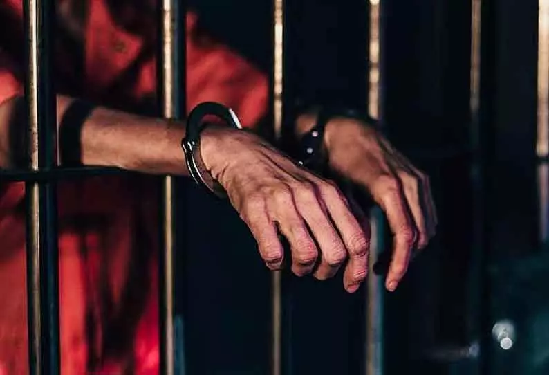 போச்சம்பள்ளி அருகே வாலிபரை தாக்கிய 2 பேர் கைது போச்சம்பள்ளி அருகே வாலிபரை தாக்கிய 2 பேர் கைது