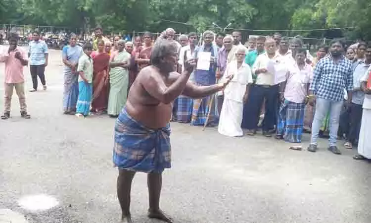 பெரம்பலூர் கலெக்டர் அலுவலகத்திற்குள் தீக்குளிக்க முயன்ற தொழிலாளி