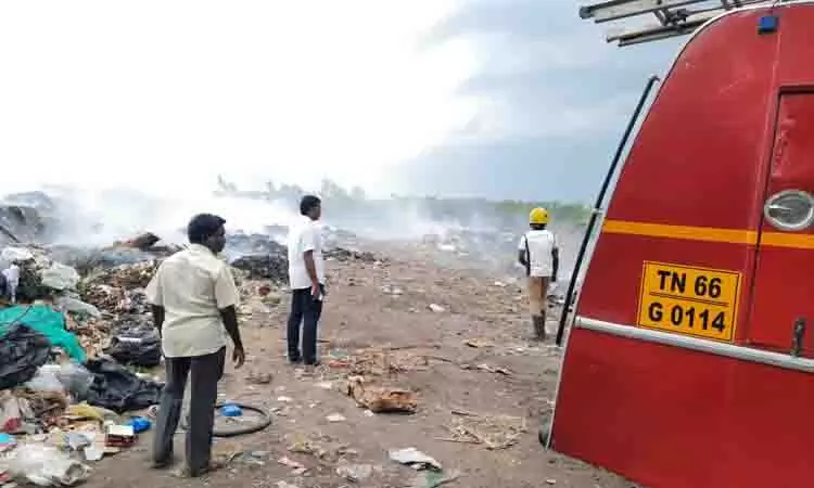 புகழூர் நகராட்சி குப்பை கிடங்கு திடீரென தீப்பிடித்து எரிந்தது புகழூர் நகராட்சி குப்பை கிடங்கு திடீரென தீப்பிடித்து எரிந்தது