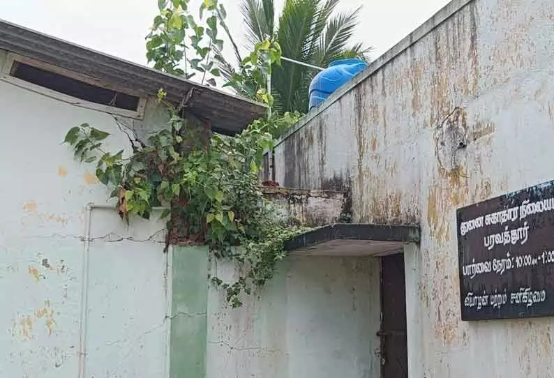 ஆரம்ப சுகாதார நிலைய கட்டிடத்தில் வளரும் செடிகள்