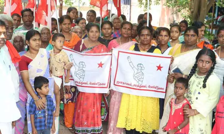 தஞ்சை தாசில்தார் அலுவலகத்தில் காத்திருப்பு போராட்டம் தஞ்சை தாசில்தார் அலுவலகத்தில் காத்திருப்பு போராட்டம்
