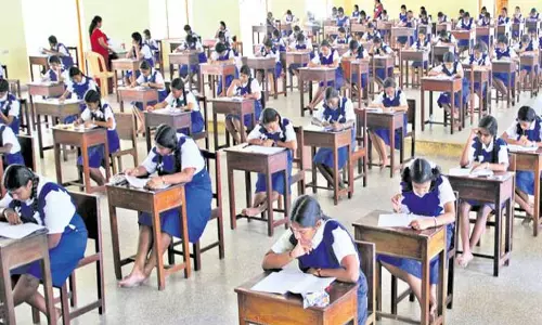 தமிழகத்தில் தேர்வு எழுதிய 9-ம் வகுப்பு மாணவர்கள் அனைவரும் தேர்ச்சி