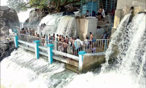 ஒகேனக்கல் அருவியில் சுற்றுலா பயணிகள் குளிக்க தடை