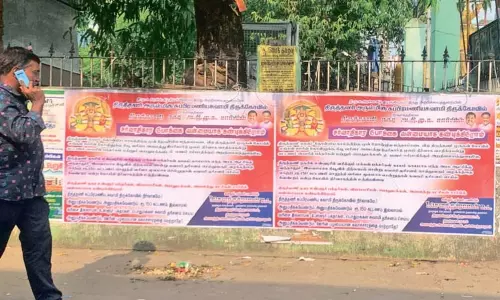 திருத்தணி முருகன் கோவில் நிர்வாகத்தை கண்டித்து அ.தி.மு.க. சார்பில் சுவரொட்டி ஒட்டப்பட்டதால் பரபரப்பு திருத்தணி முருகன் கோவில் நிர்வாகத்தை கண்டித்து அ.தி.மு.க. சார்பில் சுவரொட்டி ஒட்டப்பட்டதால் பரபரப்பு