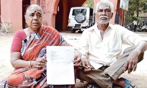 செட்டில்மெண்ட் பத்திரம் மூலம் நிலம் அபகரிப்பு: மகன் மீது நடவடிக்கை எடுக்கக்கோரி அரசு ஊழியர் புகார் மனு செட்டில்மெண்ட் பத்திரம் மூலம் நிலம் அபகரிப்பு: மகன் மீது நடவடிக்கை எடுக்கக்கோரி அரசு ஊழியர் புகார் மனு