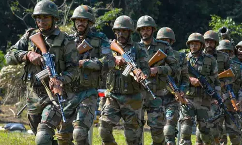 முப்படைகளின் தலைமை தளபதி பதவிக்கு தகுதி வாய்ந்த ராணுவ அதிகாரிகள் விண்ணப்பிக்கலாம் - மத்திய அரசு