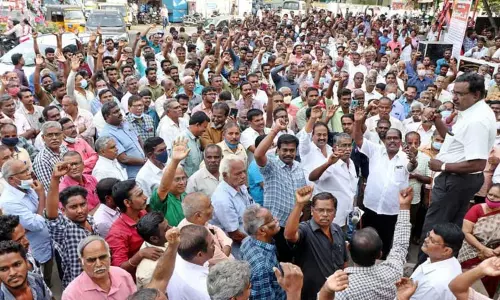 மின்வாரிய ஊழியர்கள் ஆர்ப்பாட்டம்