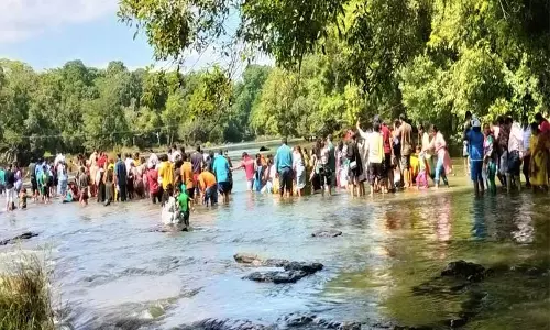 ஆபத்தான முறையில் காவிரி ஆற்றை கடக்கும் சுற்றுலா பயணிகள் ஆபத்தான முறையில் காவிரி ஆற்றை கடக்கும் சுற்றுலா பயணிகள்