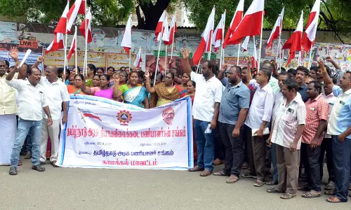 மாவட்டம் முழுவதும்  ரேஷன் கடை பணியாளர்கள் வேலை நிறுத்தம்  நாமக்கல்லில் ஆர்ப்பாட்டம் நடந்தது