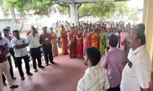 விடைத்தாள் திருத்தும் மையங்களில் ஆசிரியர்கள் ஆர்ப்பாட்டம்