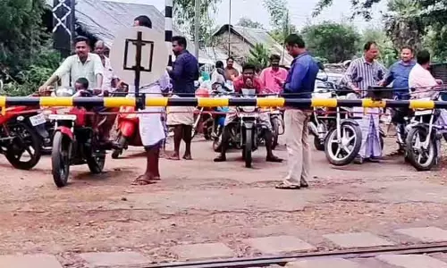 ரயில்வே கேட் பழுதடைந்ததால் ஒரு மணி நேரம் போக்குவரத்து பாதிப்பு