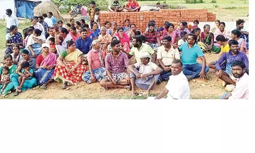 இரு தரப்பினர் கல்வீசி தாக்குதலால் பரபரப்பு இரு தரப்பினர் கல்வீசி தாக்குதலால் பரபரப்பு
