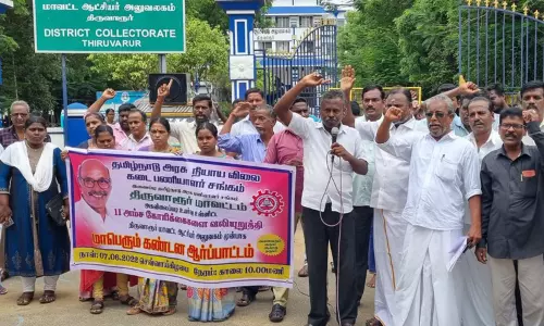 ரேஷன் கடைகளை அடைத்து ஊழியர்கள் வேலை நிறுத்தம் ரேஷன் கடைகளை அடைத்து ஊழியர்கள் வேலை நிறுத்தம்