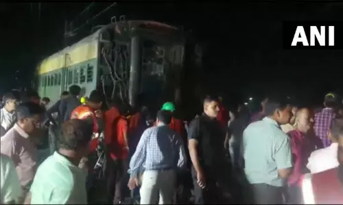 மேற்கு வங்காளத்தில் அசன்சோல்-பொகாரோ பயணிகள் ரெயில் தடம் புரண்டு விபத்து மேற்கு வங்காளத்தில் அசன்சோல்-பொகாரோ பயணிகள் ரெயில் தடம் புரண்டு விபத்து