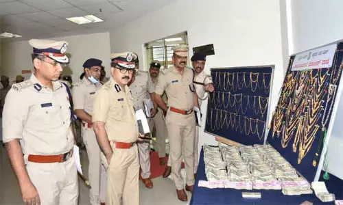 தொழில்அதிபரை கொன்று நகைகள் கொள்ளை: வேலைக்காரர் உள்பட 4 பேர் கைது தொழில்அதிபரை கொன்று நகைகள் கொள்ளை: வேலைக்காரர் உள்பட 4 பேர் கைது