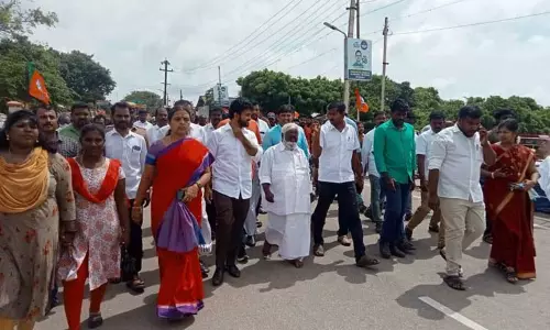 பா.ஜனதா இருசக்கர வாகன பேரணிக்கு போலீசார் அனுமதி மறுத்ததால் பரபரப்பு பா.ஜனதா இருசக்கர வாகன பேரணிக்கு போலீசார் அனுமதி மறுத்ததால் பரபரப்பு