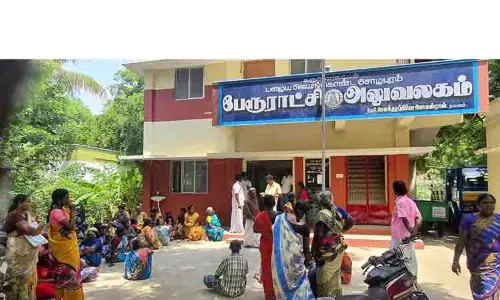 பேரூராட்சி அலுவலகத்தை முற்றுகையிட்ட 100 நாள் வேலை திட்ட பயனாளிகள் பேரூராட்சி அலுவலகத்தை முற்றுகையிட்ட 100 நாள் வேலை திட்ட பயனாளிகள்