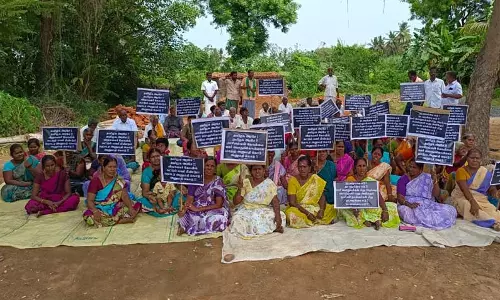 குறிஞ்சிப்பாடி அருகே கோவில் கட்ட அனுமதி வேண்டி கிராம மக்கள் உண்ணாவிரதம் குறிஞ்சிப்பாடி அருகே கோவில் கட்ட அனுமதி வேண்டி கிராம மக்கள் உண்ணாவிரதம்