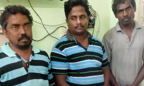 அந்தியூர், டி.என்.பாளையத்தில் ரேஷன் அரிசி கடத்திய 4 பேர் கைது அந்தியூர், டி.என்.பாளையத்தில் ரேஷன் அரிசி கடத்திய 4 பேர் கைது