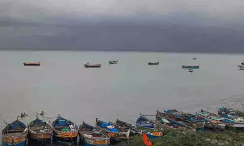 மீன்பிடிக்க செல்லாமல் நிறுத்தப்பட்ட படகுகள் மீன்பிடிக்க செல்லாமல் நிறுத்தப்பட்ட படகுகள்