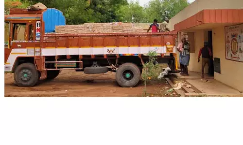 அரசு பள்ளிகளுக்கு பாடப்புத்தகங்கள் அனுப்பும் பணி தீவிரம்