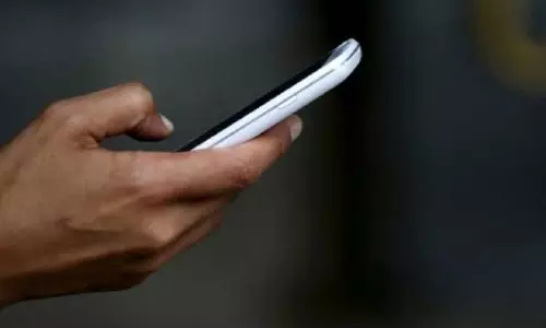 கார்களில் தவறவிடும் பொருட்களில் செல்போன் முதலிடம்- ஆய்வில் தகவல் கார்களில் தவறவிடும் பொருட்களில் செல்போன் முதலிடம்- ஆய்வில் தகவல்