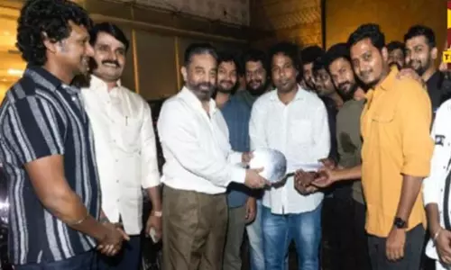 விக்ரம் படத்தின் உதவி இயக்குனர்களுக்கு பைக்குகளை பரிசாக வழங்கிய கமல்ஹாசன் விக்ரம் படத்தின் உதவி இயக்குனர்களுக்கு பைக்குகளை பரிசாக வழங்கிய கமல்ஹாசன்